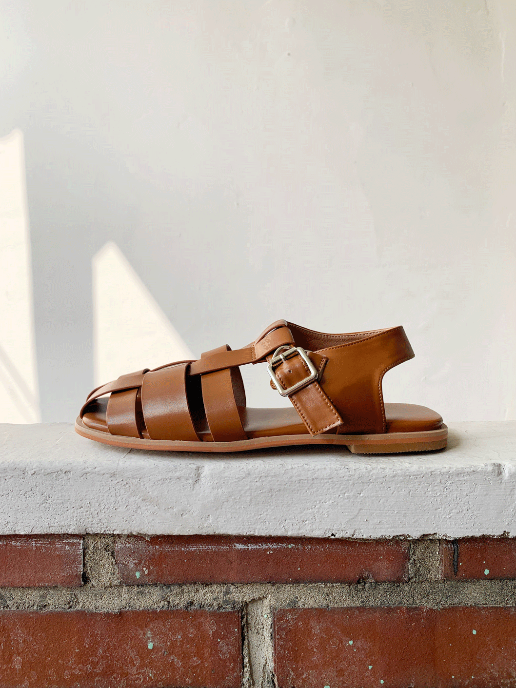 crossing belted sandle